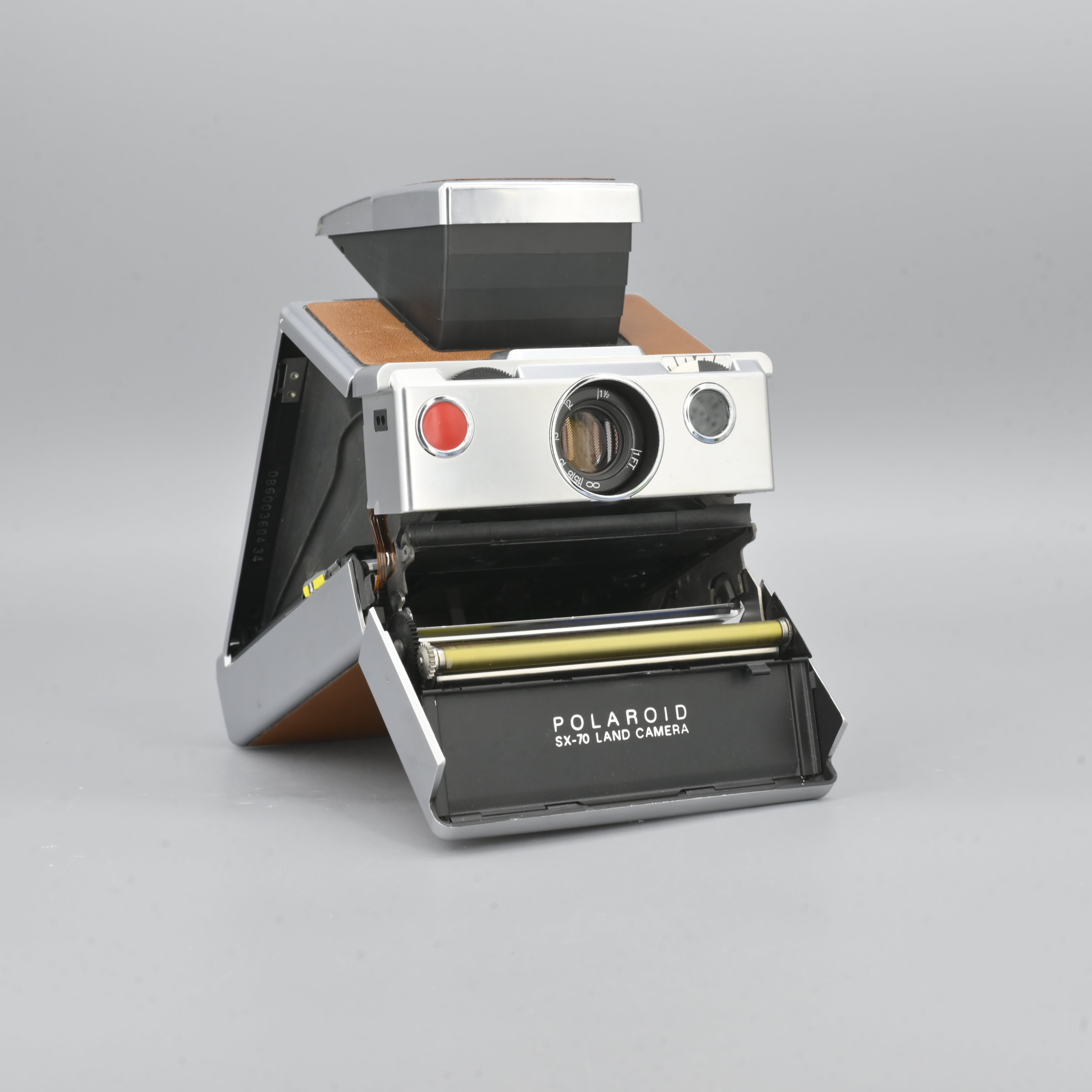 Polaroid SX-70 Land Camera (with Leather Bag). – SHOWA
