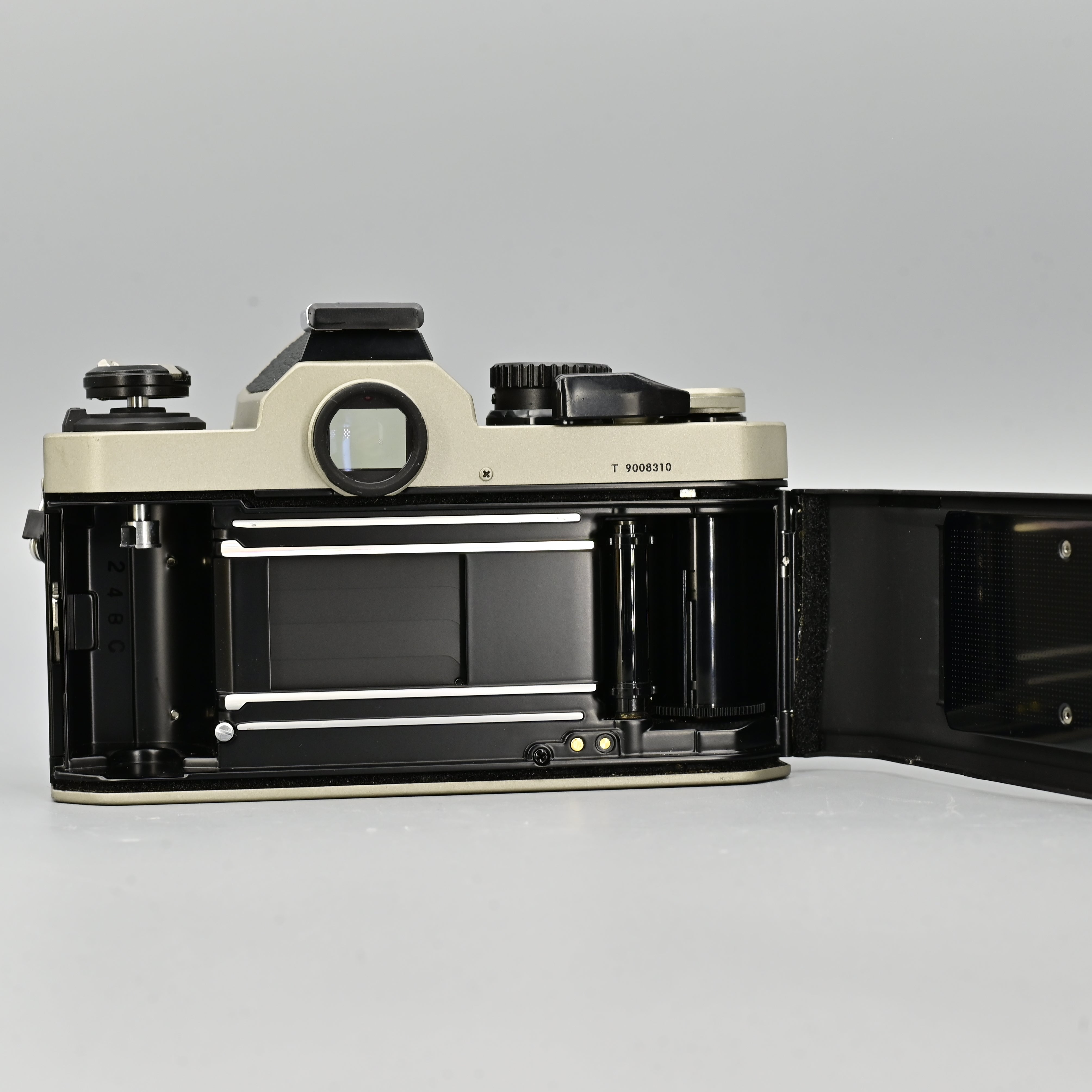 Nikon FM2/T+MD-12+NIKKOR 50mm 1:1.8パンケーキ Nikon FM2/T + MD12 Motor +Ais 50mm F1.8 Set. – SHOWA
